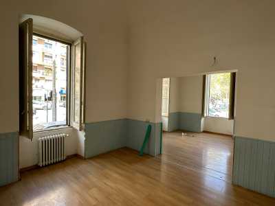 ...presente un po� in tutti gli ambienti. L�intero piano terra dal 2014 al 2020 fu infatti adibito ad asilo, i cui lavori di adeguamento comportarono il rivestimento dell�originaria pavimentazione